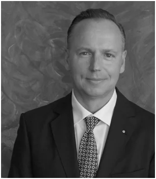 Portraitfoto von Florian Grabner, Partner bei AVE Capital Advisers